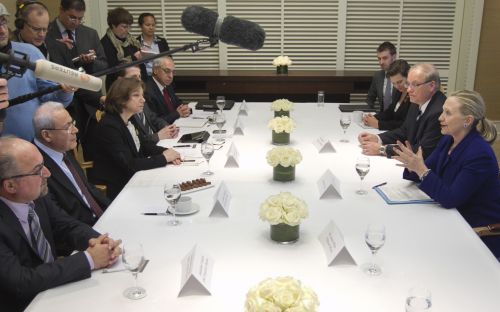 <YONHAP PHOTO-0426> US Secretary of State Hillary Clinton (R) meets with Syrian dissidents in Switzerland on December 6, 2012. A State Department official told reporters on condition of anonymity that Clinton will meet with seven political opponents of President Bashar al-Assad though did not identify the group or disclose the agenda of the talks at a time when Washington seeks ways to support the opposition in its bid to oust Assad, whose family has ruled Syria with an iron fist for decades. AFP PHOTO / POOL /J. Scott Applewhite /2011-12-07 08:04:17/ <저작권자 ⓒ 1980-2011 ㈜연합뉴스. 무단 전재 재배포 금지.>
U.S. Secretary of State Hillary Clinton (right front) meets with Syrian dissidents in Switzerland on Tuesday. AFP-Yonhap News