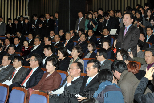 디도스 공격 후폭풍으로 지도부가 줄사퇴 하는 등 대홍란에 빠진 한나라당의 7일 오후 국회에서 열린  의원총회에서 최고위원직 사퇴를 선언한 원희룡 최고위원이 공개회의를 요구하고 있다.양동출dcyang@heraldm.com/111207/
Rep. Won Hee-ryong, who resigned Wednesday from his Supreme Council post amid the furor over a cyber attack on the National Election Commission, speaks against the party’s decision to hold its general meeting in private.  Yang Dong-chul/The Korea Herald