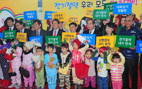 에너지관리공단은 7일 서울역에서 ‘에너지사랑 따뜻한 겨울나기 온(溫)맵시 패션쇼’를 개최했다.모델들과 어린이들이 패션쇼가 끝난후 참석자들과 에너지 절약 캠페인을 벌이고 있다./ 안훈기자 rosedale@ 2011.12.07\r\n에너지관리공단은 7일 서울역에서 ‘에너지사랑 따뜻한 겨울나기 온(溫)맵시 패션쇼’를 개최했다.모델들과 어린이들이 패션쇼가 끝난후 참석자들과 에너지 절약 캠페인을 벌이고 있다./ 안훈기자 rosedale@ 2011.12.07\r\n에너지관리공단은 7일 서울역에서 ‘에너지사랑 따뜻한 겨울나기 온(溫)맵시 패션쇼’를 개최했다.모델들과 어린이들이 패션쇼가 끝난후 참석자들과 에너지 절약 캠페인을 벌이고 있다./ 안훈기자 rosedale@ 2011.12.07