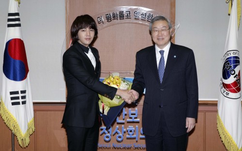 배우 장근석(왼쪽)과 김성환 외교부 장관이 '2012 서울 핵안보정상회의' 홍보대사 위촉식에서 악수하고 있다.
