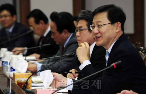홍석우 지식경제부장관이 8일 오전 서울 여의도 중소기업중앙회에서 열린 조찬간담회에서 중소기업의 애로사항을 청취하고 있다. 박해묵 기자/mook@heraldm.com\r\n홍석우 지식경제부장관이 8일 오전 서울 여의도 중소기업중앙회에서 열린 조찬간담회에서 중소기업의 애로사항을 청취하고 있다. 박해묵 기자/mook@heraldm.com\r\n홍석우 지식경제부장관이 8일 오전 서울 여의도 중소기업중앙회에서 열린 조찬간담회에서 중소기업의 애로사항을 청취하고 있다. 박해묵 기자/mook@heraldm.com