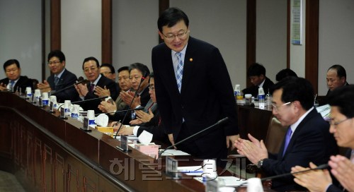 홍석우 지식경제부장관이 8일 오전 서울 여의도 중소기업중앙회에서 열린 조찬간담회에서 참석자들에게 인사하고 있다. 박해묵 기자/mook@heraldm.com\r\n홍석우 지식경제부장관이 8일 오전 서울 여의도 중소기업중앙회에서 열린 조찬간담회에서 참석자들에게 인사하고 있다. 박해묵 기자/mook@heraldm.com\r\n홍석우 지식경제부장관이 8일 오전 서울 여의도 중소기업중앙회에서 열린 조찬간담회에서 참석자들에게 인사하고 있다. 박해묵 기자/mook@heraldm.com\r\n중기청장에서 지식경제부 장관으로 자리를 옮긴 홍석우 장관이 환대 속에 8일 취임 후 처음 중소기업인들과 간담회를 했다. 홍 장관이 간담회에 앞서 인사말을 하려고 일어서고 있다.  박해묵 기자/mook@heraldm.com