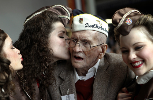 <YONHAP PHOTO-0157> A member of the Andrew Sisters styled group 'The Liberty Belles' plants a kiss on the cheek of Pearl Harbor survivor Evan Brasset, at a ceremony observing the 70th anniversary of the attack on Pearl Harbor, at the National World War II Museum in New Orleans, Wednesday, Dec. 7, 2011. (AP Photo/Gerald Herbert)/2011-12-08 05:05:11/ <저작권자 ⓒ 1980-2011 ㈜연합뉴스. 무단 전재 재배포 금지.>\r\n<YONHAP PHOTO-0157> A member of the Andrew Sisters styled group 'The Liberty Belles' plants a kiss on the cheek of Pearl Harbor survivor Evan Brasset, at a ceremony observing the 70th anniversary of the attack on Pearl Harbor, at the National World War II Museum in New Orleans, Wednesday, Dec. 7, 2011. (AP Photo/Gerald Herbert)/2011-12-08 05:05:11/ <저작권자 ⓒ 1980-2011 ㈜연합뉴스. 무단 전재 재배포 금지.>