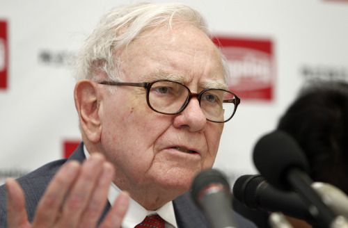 <YONHAP PHOTO-0132> FILE - In this Nov. 21, 2011 file photo, U.S. billionaire investor Warren Buffett, chairman and CEO of Berkshire Hathaway, speaks during a news conference at the headquarters of cemented carbide tool supplier Tungaloy Corporation after inaugurating its new factory in Iwaki city, Fukushima prefecture, northern Japan. Buffett said Wednesday, Nov. 30, 2011, Berkshire Hathaway is buying the Omaha World-Herald Co. and expanding the firm's newspaper holdings despite Buffett's misgivings about the industry. (AP Photo/Shuji Kajiyama, File)/2011-12-01 00:40:16/ <저작권자 ⓒ 1980-2011 ㈜연합뉴스. 무단 전재 재배포 금지.>
Warren Buffett