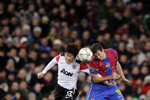 <YONHAP PHOTO-0374> Manchester United's South Korean midfielder Park Ji-Sung (L) vies for the ball with FC Basel's Argentine defender David Angel Abraham during their UEFA Champions League group C football match on December 7, 2011 in Basel. AFP PHOTO / FABRICE COFFRINI /2011-12-08 05:59:50/ <저작권자 ⓒ 1980-2011 ㈜연합뉴스. 무단 전재 재배포 금지.>
Manchester United’s midfielder Park Ji-sung (left) vies for the ball with FC Basel’s defender David Angel Abraham during their UEFA Champions League group C match in Basel on Wednesday.  AFP-Yonhap News