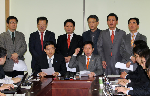<YONHAP PHOTO-1008> 민본21 성명발표 (서울=연합뉴스) 서명곤 기자 = 한나라당 개혁성향 초선의원 모임인 `민본21' 소속 의원들이 8일 오전 국회 의원회관에서 기자간담회를 갖고 중도보수 신당 창당 필요성을 제기하고 있다. 앞줄 왼쪽부터 김세연, 김성태 의원. 뒷줄 왼쪽부터 정태근, 신성범, 권영진, 김성식, 황영철, 박민식 의원. 2011.12.8 seephoto@yna.co.kr/2011-12-08 13:39:53/ <저작권자 ⓒ 1980-2011 ㈜연합뉴스. 무단 전재 재배포 금지.>
Grand National Party lawmakers belonging to the Minbon21 group hold a press conference at the National Assembly on Thursday, demanding party chairman Hong Joon-pyo step down.  Yonhap News