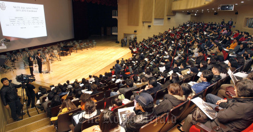 Parents and students attend the admission information session during an Open House event at the North London Collegiate School in Jeju on Thursday.  NLCS Jeju