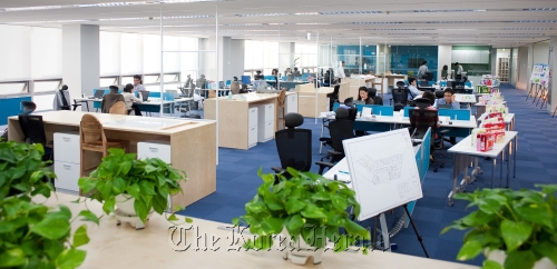 Researchers work at the Innovation Center, which opened at Jukjeon, Gyeonggi Province, Oct. 27.   Yuhan-Kimberly