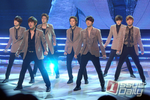 인피니트 (INFINITE) 가수 멤버 김성규(리더, 메인보컬), 장동우(랩), 남우현(메인보컬), 호야(랩, 보컬, 안무), 이성열(보컬), 엘(보컬), 이성종(보컬)