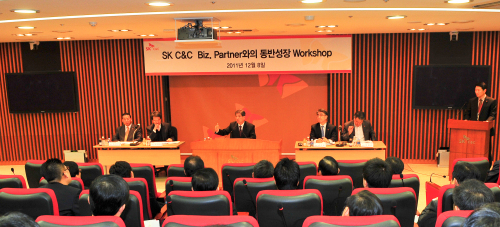 SK C&C는 지난 8일 경기도 성남시 분당 본사에서 ‘2011년 하반기 비즈파트너(Biz. Partner)사 동반성장 워크숍’을 개최했다. 이날 워크숍에는 SK C&C 정철길 사장을 비롯해 조영호 경영지원부문장, 윤석원 마케팅부문장, 박재모 SI사업부문장, 박철홍 OS사업부문장 등 임직원과 주요 86개 비즈파트너사 사장 등 100여명이 참석했다. SK C&C는 이날 비즈파트너사 대표들을 대상으로 세무 관련 특강을 진행했다.