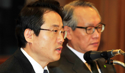 9일 오전 서울 은행회관에서 권혁세 금감원장이 회계법인 CEO 조찬간담회를 갖고 있다. 박현구 기자phko@heraldm.com 2011.12.09\r\n9일 오전 서울 은행회관에서 권혁세 금감원장이 회계법인 CEO 조찬간담회를 갖고 있다. 박현구 기자phko@heraldm.com 2011.12.09\r\n권혁세 금융감독원장(왼쪽 첫번째)이 9일 서울 명동 은행회관에서 열린 회계법인 최고경영자(CEO) 조찬간담회에서 인사말을 하고 있다. 권 원장은 “금융회사와 감사 위험이 큰 기업은 감사 과정에 더욱 주의를 기울여달라”면서 “(이것이)저축은행 사태를 계기로 추락한 외부 감사의 신뢰를 회복하고, 투자자 피해를 예방할 수 있는 길”이라고 강조했다. 박현구 기자/phko@