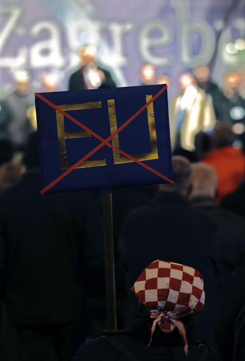 <YONHAP PHOTO-0456> A Eurosceptic protester holds a placard during a demonstration against Croatia's signing of the EU accession treaty at Zagreb's main square December 8, 2011. Croatia will sign its European Union accession treaty in Brussels on Friday and is set to become the bloc's 28th member on July 1, 2013. REUTERS/Nikola Solic (CROATIA - Tags: CIVIL UNREST POLITICS)/2011-12-09 06:05:14/ <저작권자 ⓒ 1980-2011 ㈜연합뉴스. 무단 전재 재배포 금지.>\r\n<YONHAP PHOTO-0456> A Eurosceptic protester holds a placard during a demonstration against Croatia's signing of the EU accession treaty at Zagreb's main square December 8, 2011. Croatia will sign its European Union accession treaty in Brussels on Friday and is set to become the bloc's 28th member on July 1, 2013. REUTERS/Nikola Solic (CROATIA - Tags: CIVIL UNREST POLITICS)/2011-12-09 06:05:14/ <저작권자 ⓒ 1980-2011 ㈜연합뉴스. 무단 전재 재배포 금지.>