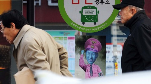 8일 서울 종로2가 중앙버스전용차로의 버스정류장 안내판에 나치 문양이 그려진 모자와 삽이 그려진 넥타이를 착용한 모습의 이명박 대통령 그림이 나붙었다. 누가 이 그림을 그려서 붙였는지는 파악되지 않고 있다. 경찰은 본보 기자가 취재하기 전까지 이 그림의 존재 자체를 알지 못했고, 이 그림은 이곳 외에도 묘동 한 공사지역 인근 등 도심 한복판에 하루종일 내걸렸다. 지난해 G20 홍보 포스터에 쥐 그림 낙서를 한 대학강사에 대해 법원은 예술 창작과 표현의 자유 범위를 넘어 형법에서 금지하는 행위에 해당한다며 벌금 200만원을 선고한 바 있다. <br /><br /><한국일보제공>\r\n8일 서울 종로2가 중앙버스전용차로의 버스정류장 안내판에 나치 문양이 그려진 모자와 삽이 그려진 넥타이를 착용한 모습의 이명박 대통령 그림이 나붙었다. 누가 이 그림을 그려서 붙였는지는 파악되지 않고 있다. 경찰은 본보 기자가 취재하기 전까지 이 그림의 존재 자체를 알지 못했고, 이 그림은 이곳 외에도 묘동 한 공사지역 인근 등 도심 한복판에 하루종일 내걸렸다. 지난해 G20 홍보 포스터에 쥐 그림 낙서를 한 대학강사에 대해 법원은 예술 창작과 표현의 자유 범위를 넘어 형법에서 금지하는 행위에 해당한다며 벌금 200만원을 선고한 바 있다. \r\n\r\n<한국일보제공>\r\n8일 서울 종로2가 중앙버스전용차로의 버스정류장 안내판에 나치 문양이 그려진 모자와 삽이 그려진 넥타이를 착용한 모습의 이명박 대통령 그림이 나붙었다. 누가 이 그림을 그려서 붙였는지는 파악되지 않고 있다. 경찰은 본보 기자가 취재하기 전까지 이 그림의 존재 자체를 알지 못했고, 이 그림은 이곳 외에도 묘동 한 공사지역 인근 등 도심 한복판에 하루종일 내걸렸다. 지난해 G20 홍보 포스터에 쥐 그림 낙서를 한 대학강사에 대해 법원은 예술 창작과 표현의 자유 범위를 넘어 형법에서 금지하는 행위에 해당한다며 벌금 200만원을 선고한 바 있다. \n\n<한국일보제공>