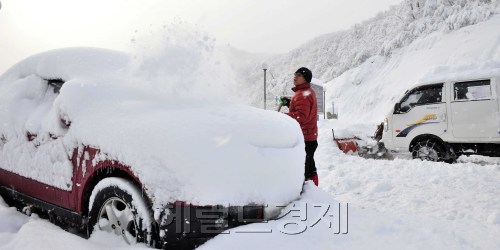 전국에 한파가 몰아치고 강원도 영동지역에 많은 눈이 내린 9일 오전 강원도 양양군 한계령에서 차량이 눈속에 파묻혀 있다. <br />한계령= 김명섭 기자 msiron@\r\n전국에 한파가 몰아치고 강원도 영동지역에 많은 눈이 내린 9일 오전 강원도 양양군 한계령에서 차량이 눈속에 파묻혀 있다. \n한계령= 김명섭 기자 msiron@