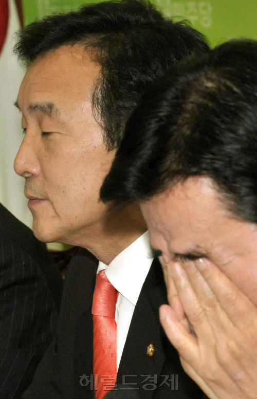 11일로 예정된 전당대회 여부에 따라 사실상 임기가 끝나는 민주당 손학규(왼쪽) 대표가  9일 오전 국회 당 대표실에서 열린 최고위원회의에서 한 참석자의 발언을 들으며 김진표 원내대표와 함께 착잡한 표정을 짓고 있다.양동출dcyang@heraldm.com/111209/\r\n11일로 예정된 전당대회 여부에 따라 사실상 임기가 끝나는 민주당 손학규(왼쪽) 대표가  9일 오전 국회 당 대표실에서 열린 최고위원회의에서 한 참석자의 발언을 들으며 김진표 원내대표와 함께 착잡한 표정을 짓고 있다.양동출dcyang@heraldm.com/111209/\r\n11일로 예정된 전당대회 여부에 따라 사실상 임기가 끝나는 민주당 손학규(왼쪽) 대표가  9일 오전 국회 당 대표실에서 열린 최고위원회의에서 한 참석자의 발언을 들으며 김진표 원내대표와 함께 착잡한 표정을 짓고 있다.양동출dcyang@heraldm.com/111209/\r\n민주당이 오는 12일 임시국회 등원에 합의했지만, 한ㆍ미 FTA에 반대하는 강경파 의원들의 강력한 반발에 부딪혔다. 손학규(왼쪽) 대표와 김진표 원내대표가 9일 최고위원회의에서 괴로운 표정을 짓고 있다.  양동출 기자/dcyang@heraldm.com