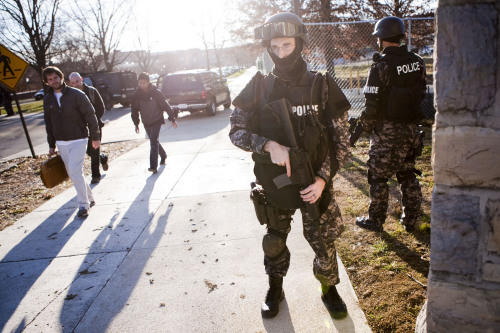 <YONHAP PHOTO-0915> Some students and staff leave as police secure the perimeter of the Virginia Tech campus in Blacksburg, Va. after a gunman walked into a parking lot and killed a Virginia Tech police officer who was conducting a traffic stop, Thursday, Dec. 8, 2011. Another person, a white man, died of a gunshot wound in a different parking lot. (AP Photo/The Roanoke Times, Sam Dean)/2011-12-09 08:50:37/ <저작권자 ⓒ 1980-2011 ㈜연합뉴스. 무단 전재 재배포 금지.>
Some students and staff leave as police secure the perimeter of the Virginia Tech campus in Blacksburg, Virginia, after a gunman walked into a parking lot and killed a Virginia Tech police officer who was conducting a traffic stop Thursday.    AP-Yonhap News