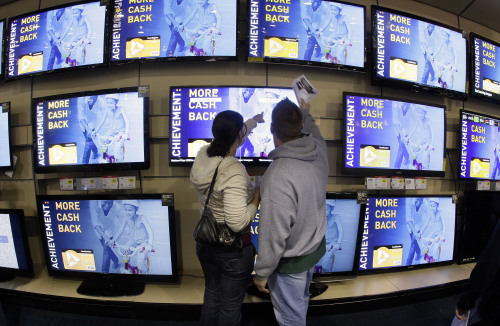 <YONHAP PHOTO-0087> FILE - In this Nov. 25, 2011 file photom Shoppers look at televisions displayed at a Best Buy store after a midnight opening, in Brentwood, Tenn. Companies decreased their overall orders to U.S. factories in October for the second straight month, evidence that the economy remains weak despite other signs of improvement. (AP Photo/Mark Humphrey, File)/2011-12-06 01:15:41/ <저작권자 ⓒ 1980-2011 ㈜연합뉴스. 무단 전재 재배포 금지.>
Shoppers look at televisions displayed at a store after a midnight opening, in Brentwood, Tennessee last Friday. AP-Yonhap News
Shoppers look at televisions displayed at a store after a midnight opening, in Brentwood, Tennessee last Friday. AP-Yonhap News