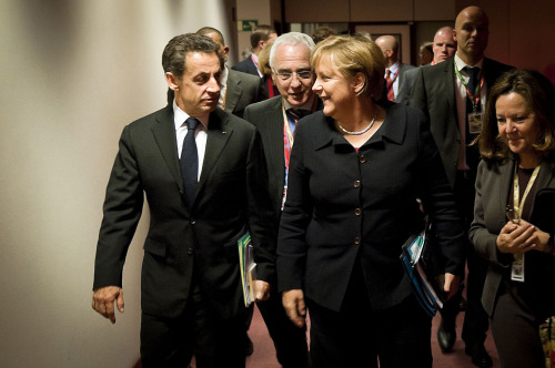 <YONHAP PHOTO-0767> Picture provided by German governmental press office shows German Chancellor Angela Merkel, center, and French President Nicolas Sarkozy, left, talking as they are on their way to a working dinner during the EU summit Brussels Thursday, Dec. 8, 2011. (AP Photo/Bundesregierung, Guido Bergmann, Pool)/2011-12-09 07:08:13/ <저작권자 ⓒ 1980-2011 ㈜연합뉴스. 무단 전재 재배포 금지.>
German Chancellor Angela Merkel (right) and French President Nicolas Sarkozy talk on their way to a working dinner during the EU summit in Brussels on Thursday.     AP-Yonhap News