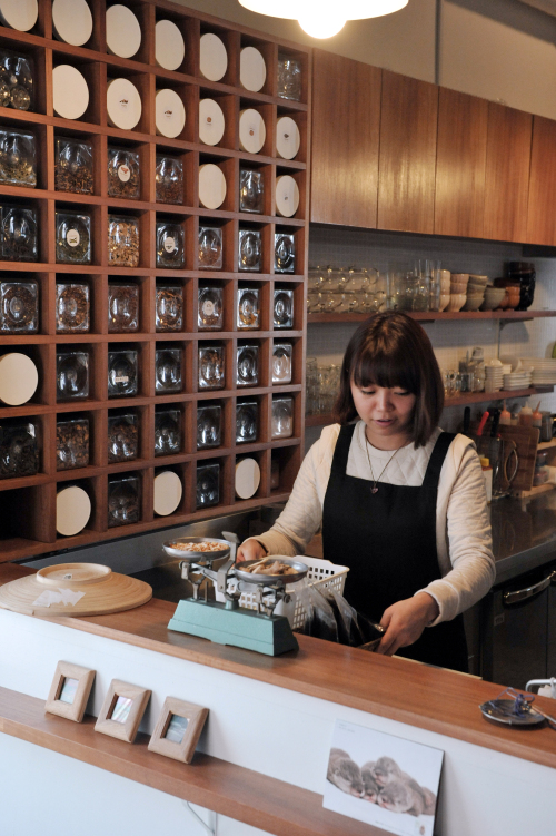 Tea Therapy’s Weight Loss tea marries buckwheat, tangerine
peel and Job’s tears in a fragrant brew designed to
aid detoxification (Chung Hee-cho/The Korea Herald)
Housed in a more-than-100-year-old hanok, Tea
Therapy’s Anguk-dong store captures the traditional vibe
of its surroundings with shelves full of Korean herbs and
medicinal ingredients that are used to create the establishment’s
beverages (Chung Hee-cho/The Korea Herald)