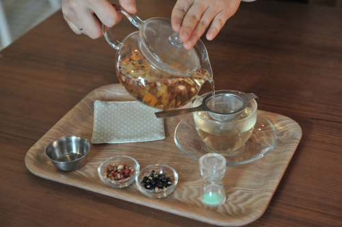 Tea Therapy’s Weight Loss tea marries buckwheat, tangerine
peel and Job’s tears in a fragrant brew designed to
aid detoxification (Chung Hee-cho/The Korea Herald)
Housed in a more-than-100-year-old hanok, Tea
Therapy’s Anguk-dong store captures the traditional vibe
of its surroundings with shelves full of Korean herbs and
medicinal ingredients that are used to create the establishment’s
beverages (Chung Hee-cho/The Korea Herald)