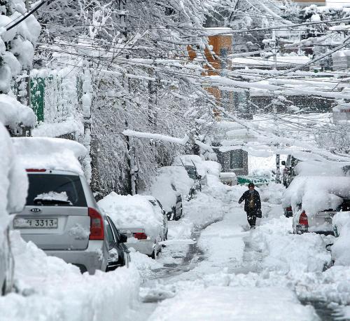 A resident walks along a street in Gangneung, Gangwon Province, Friday. (Yonhap News)