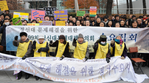 Former “comfort women,” who suffered as sex slaves to the Japanese Army during and before World War II, and their supporters call for the Japanese government’s acknowledgement and compensation in front of the Japanese Embassy in downtown Seoul on Wednesday. The weekly meeting will mark its 1,000th next Wednesday. (Lee Sang-sub/The Korea Herald)