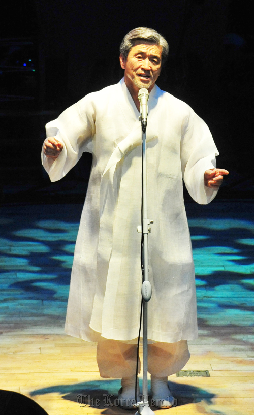 9일 장사익 외교관 초청 콘서트 대방동 서울여성프라자. 박현구 기자phko@heraldm.com 2011.12.09
Jang Sa-ik sings for diplomats in Seoul on Friday.