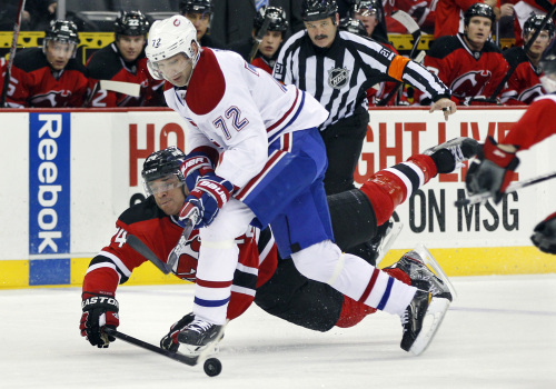 <YONHAP PHOTO-0603> New Jersey Devils' Bryce Salvador (24), falls as he slaps the puck in front of Montreal Canadiens' Erik Cole (72) during the first period of an NHL hockey game in Newark, N.J., Saturday, Dec. 10, 2011. (AP Photo/Mel Evans)/2011-12-11 09:52:39/ <저작권자 ⓒ 1980-2011 ㈜연합뉴스. 무단 전재 재배포 금지.>
The New Jersey Devils’ Bryce Salvador (24) and the Montreal Canadiens’ Erik Cole challenge for the puck.  AP-Yonhap News