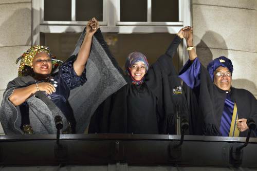 <YONHAP PHOTO-0210> Nobel Peace Prize 2011 laureates Liberian "peace warrior" Leymah Gbowee, Yemeni activist Tawakkol Karman, and Liberian President Ellen Johnson Sirleaf aknowledge the crowd from the balcony of the Grand Hotel in Oslo on december 10, 2011 after receiving their prize during an award ceremony at the city hall. AFP PHOTO / Scanpix / Fredrik Varfjell Norway out /2011-12-11 06:11:12/ <저작권자 ⓒ 1980-2011 ㈜연합뉴스. 무단 전재 재배포 금지.>
2011 Nobel peace prize winners Leymah Gbowee (left), Tawakkol Karman (center), and Ellen Johnson Sirleaf on the balcony of the Grand Hotel in Oslo, Norway on Saturday. AFP-Yonhap News