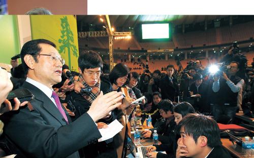Lee Yong-sub, spokesperson of the Democratic Party, briefs reporters on the meeting of the party internal committee summoned to decide on the controversy over the quorum of the convention on the resolution of the party merger with a left-wing party. (Yonhap News)
