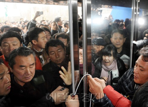 11일 서울 잠실 실내체육관에서 열린 민주당 전당대회에서  대의원들만 입장을 시키기 위해 당직자들이 출입통제를 하자 합당에 반대하는 일부 당원들이 입장을 요구하며  대회장입구에서 거세게 항의하고 있다. / 양동출 기자 dcyang@ 2011.12.11\r\n11일 서울 잠실 실내체육관에서 열린 민주당 전당대회에서  대의원들만 입장을 시키기 위해 당직자들이 출입통제를 하자 합당에 반대하는 일부 당원들이 입장을 요구하며  대회장입구에서 거세게 항의하고 있다. / 양동출 기자 dcyang@ 2011.12.11\r\n11일 서울 잠실 실내체육관에서 민주당 전당대회가 시작되기 전, 합당에 반대하는 일부 당원들이 대회장 입구로 몰려와 거세게 항의하고 있다.  양동출 기자/dcyang@heraldm.com