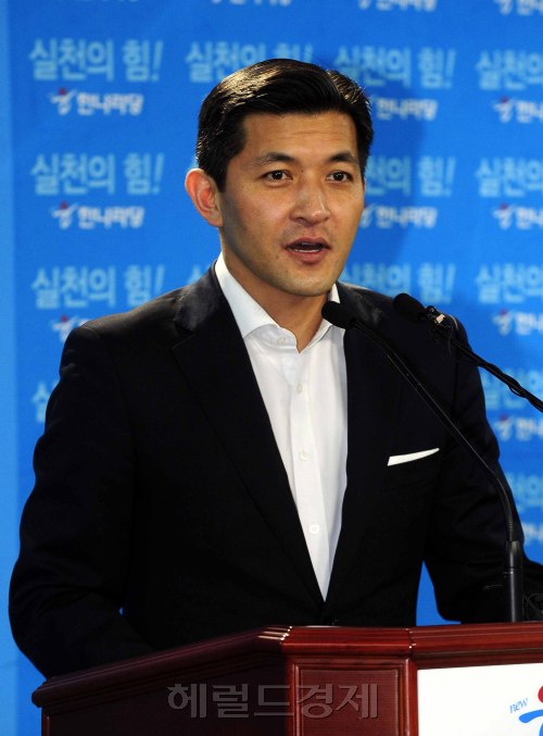 홍정욱 한나라당 의원이 11일 오후 여의도 당사에서 기자회견을 열고 내년 4월 19대 총선 불출마를 선언하고 있다. 박해묵 기자/mook@heraldm.com\r\n홍정욱 한나라당 의원이 11일 오후 여의도 당사에서 기자회견을 열고 내년 4월 19대 총선 불출마를 선언하고 있다. 박해묵 기자/mook@heraldm.com\r\n홍정욱 한나라당 의원이 11일 오후 여의도 당사에서 기자회견을 열고 내년 4월 19대 총선 불출마 선언을 하고 있다.  박해묵 기자/mook@