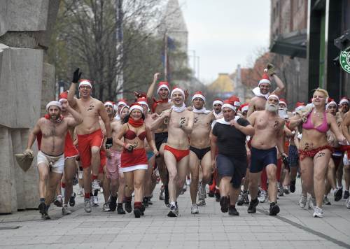 <YONHAP PHOTO-0022> Runners wearing Santa Claus bonnets and bathing suits take part in the 'Santa Claus Run' held every year in Budapest on December 11, 2011. Participants collected money to help a Hungarian hospital for the third Sunday of Advent. The Season of Advent, which begins on a Sunday about four weeks before Christmas Day, is celebrated by the Catholic and Anglican Churches. AFP PHOTO / ATTILA KISBENEDEK/TOPSHOTS /2011-12-12 01:06:50/ <저작권자 ⓒ 1980-2011 ㈜연합뉴스. 무단 전재 재배포 금지.>\r\n<YONHAP PHOTO-0022> Runners wearing Santa Claus bonnets and bathing suits take part in the 'Santa Claus Run' held every year in Budapest on December 11, 2011. Participants collected money to help a Hungarian hospital for the third Sunday of Advent. The Season of Advent, which begins on a Sunday about four weeks before Christmas Day, is celebrated by the Catholic and Anglican Churches. AFP PHOTO / ATTILA KISBENEDEK/TOPSHOTS /2011-12-12 01:06:50/ <저작권자 ⓒ 1980-2011 ㈜연합뉴스. 무단 전재 재배포 금지.>