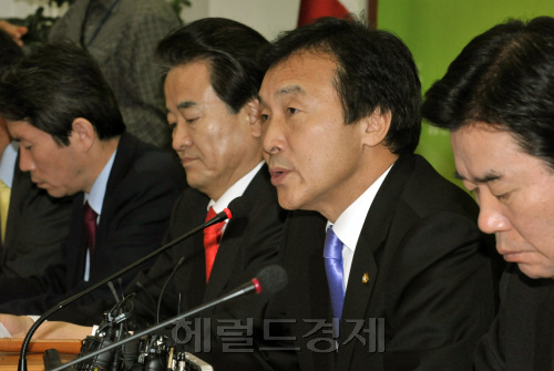 민주당 손학규 대표가 12일 오전 국회 당 대표실에서 열린 최고위원회의에서 모두발언을 하고 있다.양동출dcyang@heraldm.com/111212/