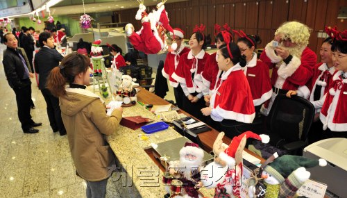 크리스마스를 앞두고 전국 주요 도시 우체국에서 사랑의 산타우체국을 12일부터 운영해 서울 중앙우체국에서 직원들이 산타 복장으로 근무를 하고 있다.<br />김명섭 기자 msiron@\r\n크리스마스를 앞두고 전국 주요 도시 우체국에서 사랑의 산타우체국을 12일부터 운영해 서울 중앙우체국에서 직원들이 산타 복장으로 근무를 하고 있다.\n김명섭 기자 msiron@\r\n크리스마스를 앞두고 전국 주요 도시 우체국에서 사랑의 산타우체국을 12일부터 운영해 서울 중앙우체국에서 직원들이 산타 복장으로 근무를 하고 있다.\n김명섭 기자 msiron@