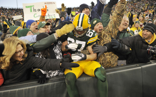 <YONHAP PHOTO-0306> Green Bay Packers wide receiver Jordy Nelson does the Lambeau Leap after scoring touchdown on a 37-yard pass during the second quarter against the Oakland Raiders at Lambeau Field on December 11, 2011 in Green Bay, Wisconsin. UPI/Brian Kersey/2011-12-12 08:53:44/ <저작권자 ⓒ 1980-2011 ㈜연합뉴스. 무단 전재 재배포 금지.>
Green Bay Packers wide receiver Jordy Nelson celebrates his touchdown with fans in the second quarter.  UPI-Yonhap News