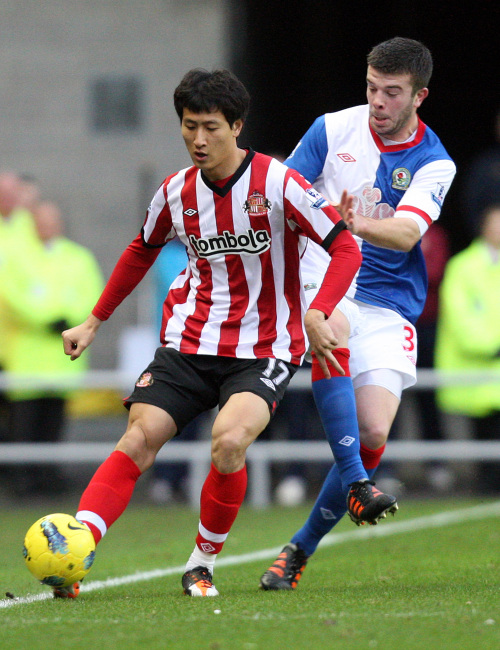 <YONHAP PHOTO-0018> Sunderland's Ji Dong-Won, left, vies for the ball with Blackburn's Grant Hanley, right, during their English Premier League soccer match at the Stadium of Light, Sunderland, England, Sunday, Dec. 11, 2011. (AP Photo/Scott Heppell)/2011-12-12 01:04:42/ <저작권자 ⓒ 1980-2011 ㈜연합뉴스. 무단 전재 재배포 금지.>
Sunderland’s Ji Dong-won (left) and Blackburn’s Grant Hanley challenge for the ball.  AP-Yonhap News