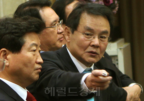 한나라당 홍사덕 전 국회 부의장 주선으로 홍준표 대표 사퇴 이후 당의 향후 진로에 대한 논의를 위해 12일 오전 여의도의 한 음식점에서 열린 한나라당 중진의원 모임에서 홍 전 부의장이 모두발언을 하고 있다.양동출dcyang@heraldm.com/111212/\r\n이상득ㆍ홍정욱 의원의 불출마 선언 이후 여권 개편이 급물살을 타고 있는 가운데, 12일 홍사덕·김형오·안상수 등 한나라당 중진의원들이 긴급 회동을 갖고 박근혜 전 대표를 중심으로 비상대책기구를 구성하는 방안을 논의하고 있다. 양동출 기자/dcyang@