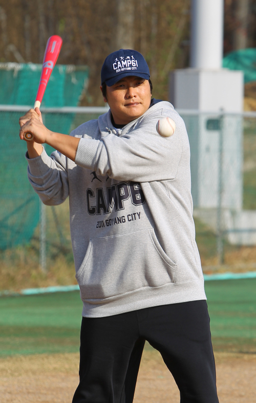 <YONHAP PHOTO-1210> 야구 선생님 김태균의 타격 시범 (고양=연합뉴스) 고성식 기자 = 김태균 선수가 19일 경기도 고양시 일산동구 우리인재원 야구장에서 열린 '박찬호 유소년 야구캠프'에서 초·중등학교 학생들에게 타격과 수비 자세를 가르치고 있다. 2011.11.19 koss@yna.co.kr/2011-11-19 17:47:51/ <저작권자 ⓒ 1980-2011 ㈜연합뉴스. 무단 전재 재배포 금지.>
Kim Tae-kyun won the KBO Rookie of the Year award in 2001.  Yonhap News