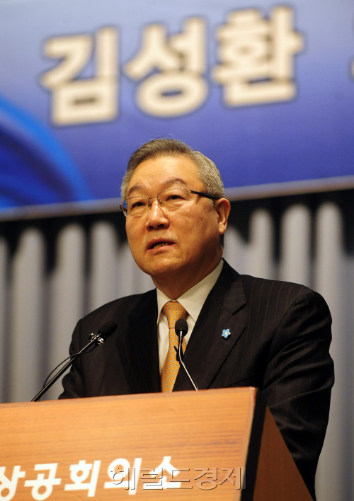 김성환 외교통상부 장관이 12일 오전 대한상공회의소에서 열린 CEO 초청 조찬간담회에서 '동아시아 자유무역협정과 한반도 정세'를 주제로 강연하고 있다.박해묵 기자/mook@heraldm.com
Foreign Minister Kim Sung-hwan speaks at a CEO forum on free trade in East Asia and the situation on the Korean Peninsula in Seoul on Monday.  Park Hae-mook/The Korea Herald
