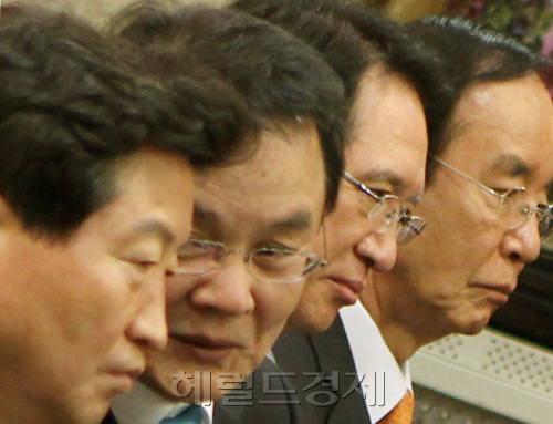 한나라당 홍사덕 전 국회 부의장 주선으로 홍준표 대표 사퇴 이후 당의 향후 진로에 대한 논의를 위해 12일 오전 여의도의 한 음식점에서 열린 한나라당 중진의원 모임에서 참석자들이 한 참석자의 발언을 들으며 무거운 표정을 짓고 있다.양동출dcyang@heraldm.com/111212/
Senior lawmakers of the ruling Grand National Party discuss the current situation of their party at a restaurant in Yeouido, Seoul, on Monday.  Yang Dong-chul/The Korea Herald