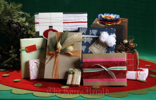 The holiday season generates a lot of paper waste, but making a switch to alternative materials that are more Earth-friendly can still give festive holiday wrappings.     Minneapolis Star Tribune/MCT