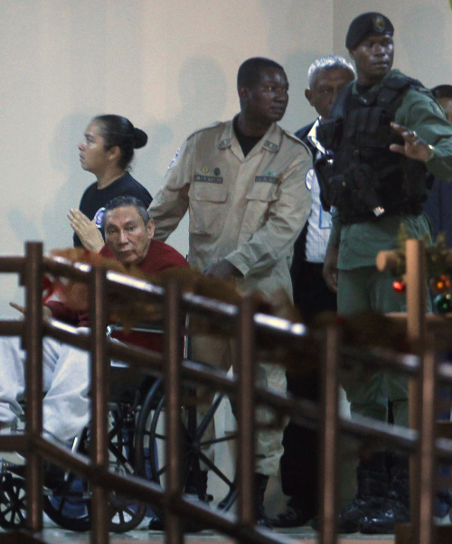 <YONHAP PHOTO-0725> Panama's ex-dictator Manuel Noriega, left, gestures while being carried in a wheelchair by police officers inside El Renacer prison in the outskirts of Panama City, Sunday, Dec. 11, 2011. Noriega returned home Sunday concluding his extradition from France after more than 20 years in U.S. and French prisons for drug trafficking and money laundering. Panama convicted him during his captivity overseas for the slayings of two political opponents in the 1980s. (AP Photo/Esteban Felix)/2011-12-12 13:21:46/ <저작권자 ⓒ 1980-2011 ㈜연합뉴스. 무단 전재 재배포 금지.>
Panama’s ex-dictator Manuel Noriega, in a wheelchair, gestures inside El Renacer prison, Panama on Sunday. AP-Yonhap News