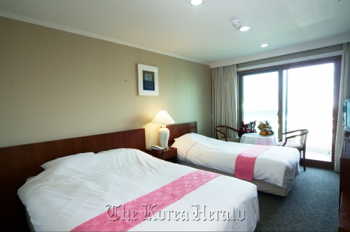 A deluxe twin room at the Jeju Crystal Hotel in Seoguipo. Korea Tourism Organization