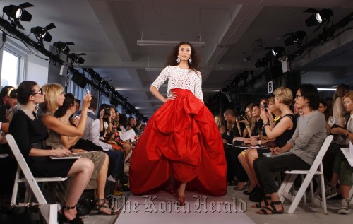 <YONHAP PHOTO-0817> FILE - In this Sept. 13, 2011 file photo, the Oscar de la Renta Spring 2012 collection is modeled during Fashion Week in New York. Oscar de la Renta takes longer to create that small, fits-in-your-hand bottle of perfume than one of his elaborate embellished ballgowns. It's just the nature of the business. His newest is Live in Love, a classic scent with notes of ginger, orchid, hyacinth, muguet and jasmine, set against a base of white woods and musk. (AP Photo/Jason DeCrow, file)/2011-12-09 07:57:36/ <저작권자 ⓒ 1980-2011 ㈜연합뉴스. 무단 전재 재배포 금지.>
The Oscar de la Renta Spring 2012 collection is modeled during Fashion Week in New York.       AP-Yonhap News