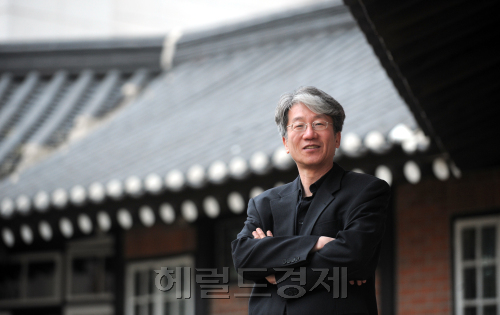 한동철 부자학 교수 인터뷰./ 안훈기자 rosedale@ 2011.12.02\r\n한동철 부자학 교수 인터뷰./ 안훈기자 rosedale@ 2011.12.02