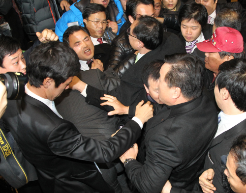DP members scuffle during a convention Sunday(Yonhap News)