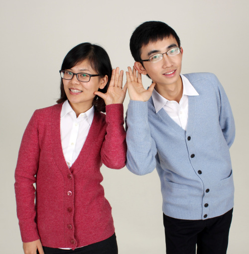 He Yun (left) and Sunzhiwei, who were elected president and vice president of the foreign student body of Kyung Hee University (Yonhap News)