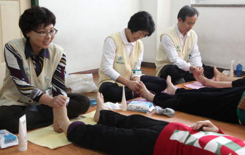 전국경제인연합회가 12일 연말 릴레이 봉사활동 캠페인 ‘기업과 함께하는 따뜻한 겨울나기’ 활동에 나선 가운데 서울아산병원 관계자들이 서울 관악구 봉천동에 위치한 사랑의 집에서 중국교포, 지역 독거노인을 대상으로 무료 진료와 발마사지 봉사활동을 하고 있다.