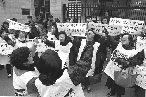 지난 1992년 1월 8일부터 위안부 할머니들은 부끄러움을 벗어던지고 과감히 주한 일본대사관 앞에 섰다. 그로부터 20년. 이들은 매주 수요일, 모두 ‘999번’을 목이 터져라 외쳤다. 학(鶴) 1000마리를 접으면 소원을 들어준다던데…. 그러나 일본 정부는 전혀 바뀐 게 없다. 사진은 1992년 1회 집회 때 모습. [사진제공=한국정신대문제대책협의회]